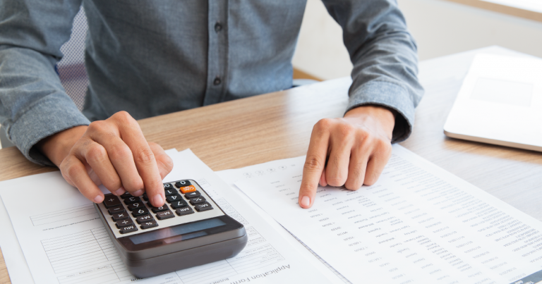 Homem usando uma calculadora