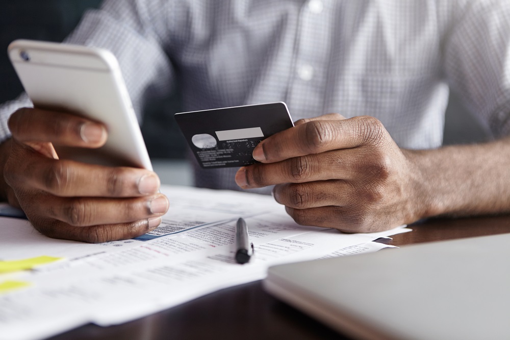 Como receber doações recorrentes via cartão de crédito? Pessoa fazendo doação cartão de crédito