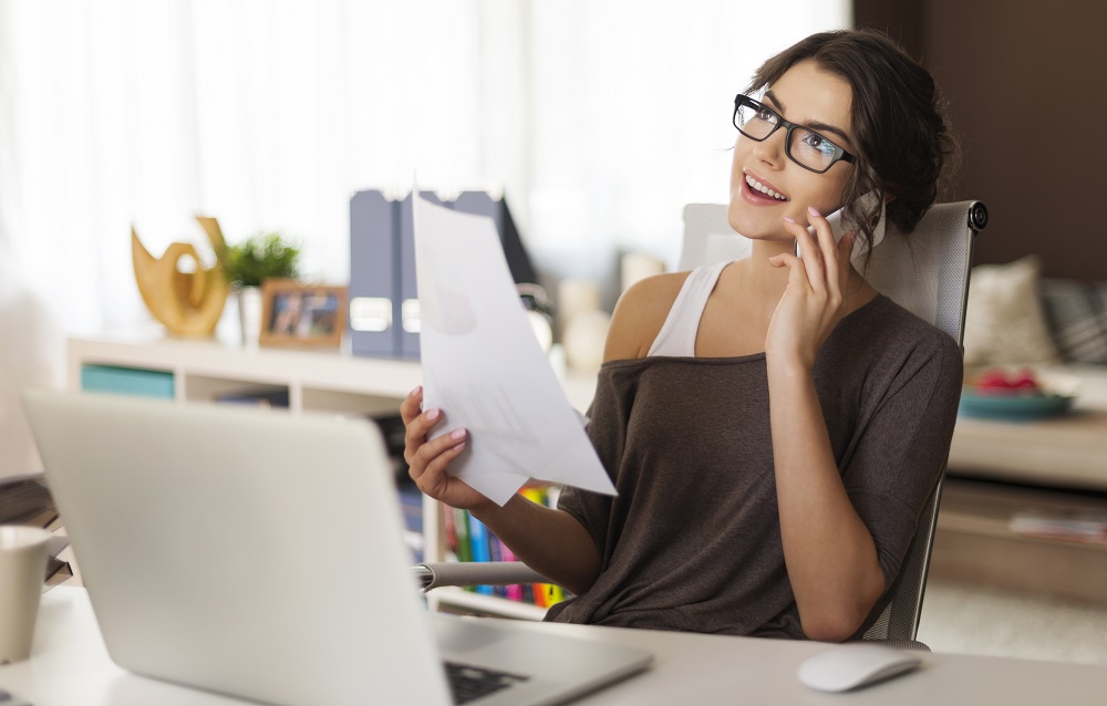 Home office no terceiro setor Colaboradora trabalhando no home office no terceiro setor