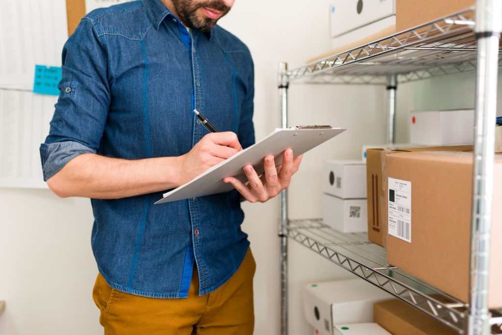 Gestão de estoque e almoxarifado em OSCs com controle de doações materiais, compras e saídas.